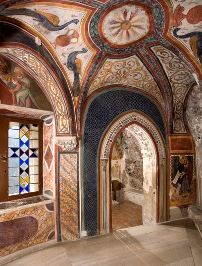 Innenansicht der Kapelle des Heiligen Gregor, dekoriert mit Fresken byzantinischen Einflusses, geschaffen von der römischen Schule des frühen 13. Jahrhunderts. Kloster des Heiligen Benedikt (Sacro Speco), Subiaco (Rom), Italien von Italian School