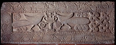 Steinbrüstung mit Reliefs von Pfauen von Italian School