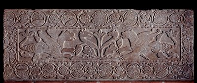 Steinbrüstung mit Reliefs des Lebensbaums und Drachenflügeln, vom Sarkophag von Teodote, 8. Jahrhundert von Italian School
