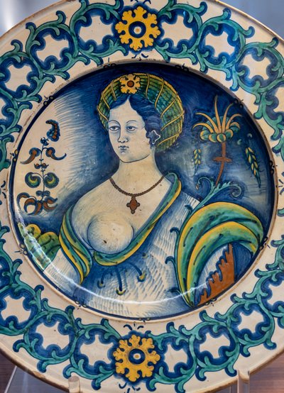 Teller mit Büste einer schönen Frau, mit Dornenkronenmotiv, erste Hälfte des 16. Jahrhunderts von Italian School