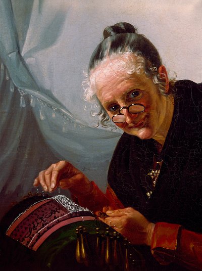Porträt einer alten Frau, die lächelt und eine Brille vor ihrer Arbeit trägt von Italian School