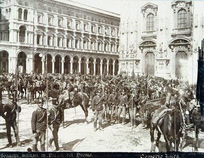 Soldaten unter dem Kommando von General Bava Beccaris vor der Kathedrale, während der Unruhen in Mailand, 6.-9. Mai 1898 von Italian School