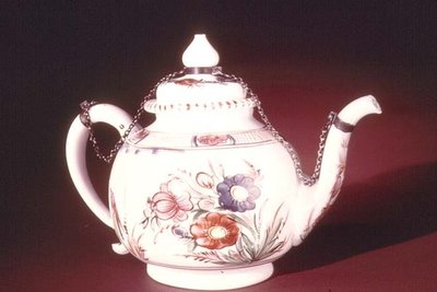 Teekanne mit emailliertem Blumendesign, möglicherweise venezianisch, ca. 1750 von Italian School