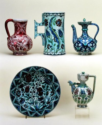 Oben, L-R: Krug; Großer Krug; Orientalische Kaffeekanne; Unten, L-R: Ladenteller; Orientalische Kaffeekanne, alle Majolika aus der Cantagalli-Fabrik, ca. 1890 von Italian School