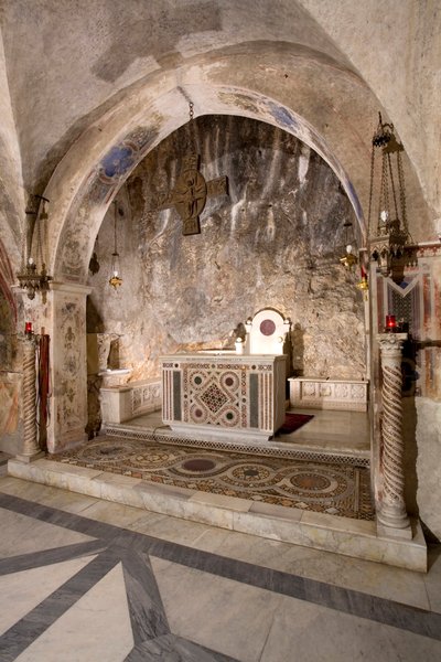 Ansicht des Presbyteriums der Oberkirche mit dem Hauptaltar im Cosmatesken Stil. 13. Jahrhundert. Kloster San Benedetto (Sacro Speco), Subiaco (Rom), Italien von Italian School