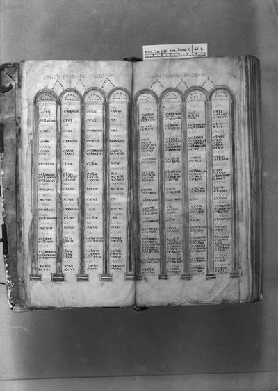 MS ff.5v-6r Kanontafeln, aus dem Codex Fuldensis von Italian School Italian School