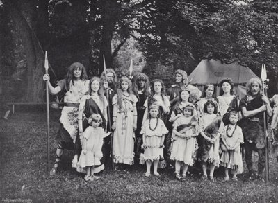 Das Sherborne-Festspiel, ein englischer Häuptling, Stammesangehörige und Familien von J. Benjamin Stone