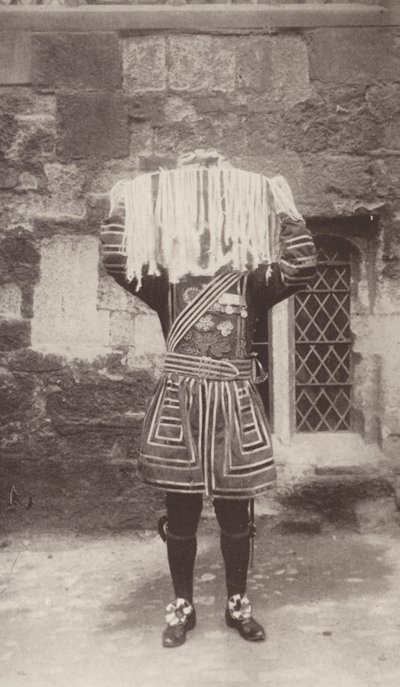 Der Yeoman der Garde trägt die Silberschale mit den Geldbörsen, die das Maundy-Geld enthalten von J. Benjamin Stone