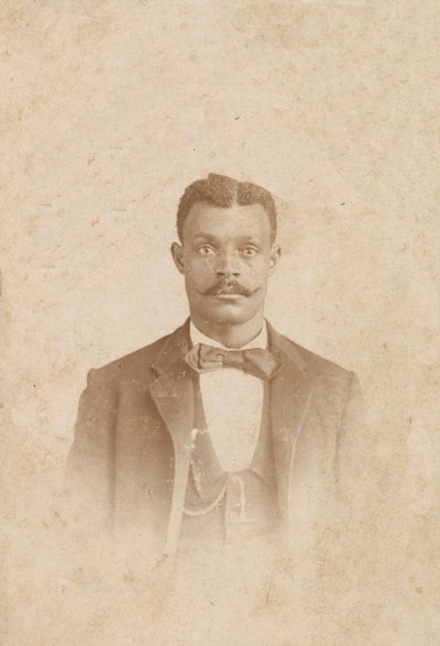 Fotografie eines Mannes im Anzug, Weste und Krawatte, 1880er - 1900 von J. W. Taylor