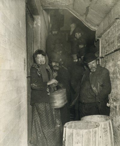 Warten auf Einlass in die Mulberry Street Station von Jacob August Riis