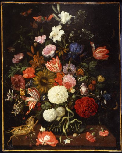 Mohnblumen, Tulpen, Rosen, Nelken, Schneeball, Lilien, Iris, eine Sonnenblume und andere Blumen in einer Glasvase mit einem Maiskolben auf einem Sims von Jacob Rootius