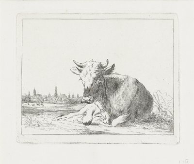 Liegende Kuh, im Hintergrund eine Stadt von Jacobus Cornelis Gaal