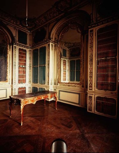 Die Bibliothek von Ludwig XV. mit weißen und goldenen Paneelen von Jacques Verberckt von Jacques Ange Gabriel