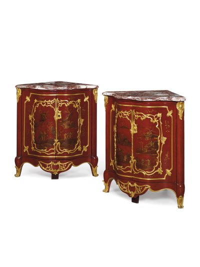 Paar Louis XV Encoignures, Mitte 18. Jahrhundert (vergoldetes Bronze, scharlachrot lackiertes Holz & Marmor) von Jacques Birckle