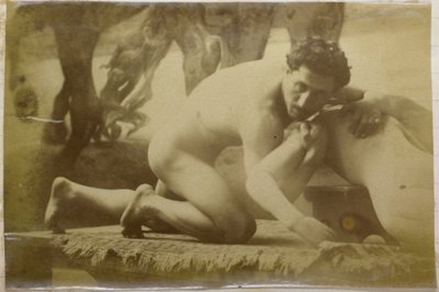 Studie eines männlichen Aktmodells, liegend auf dem Boden und ringend mit einer Gliederpuppe, im Atelier von Jacques de Lalaing von Jacques Lalaing (attributed to)