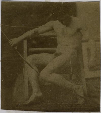Studie eines männlichen Aktmodells, sitzend auf einer Treppe, von vorne gesehen mit Seil und Bogen auf dem Schoß, im Atelier von Jacques de Lalaing von Jacques Lalaing (attributed to)