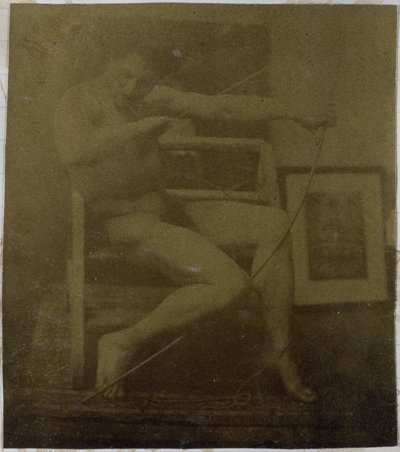 Studie eines männlichen Aktmodells, sitzend auf einer Treppe, von vorne gesehen mit Seil und Bogen auf dem Schoß, im Atelier von Jacques de Lalaing von Jacques Lalaing (attributed to)