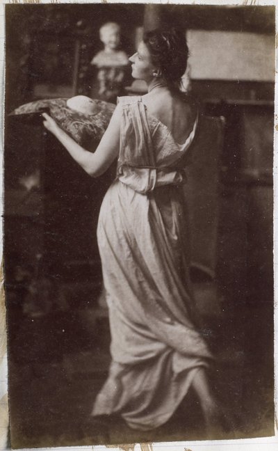 Studie eines weiblichen Modells in Draperie, von hinten gesehen, im Atelier von Jacques de Lalaing von Jacques Lalaing (attributed to)
