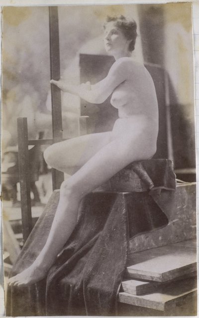 Studie eines weiblichen Aktmodells, sitzend auf einem Podium und schräg von der Seite gesehen, im Atelier von Jacques de Lalaing von Jacques Lalaing (attributed to)