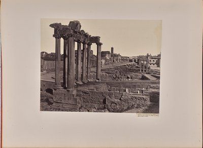 Gesamtansicht des Forum Romanum vom Kapitol aus; vorne die acht Säulen des Saturntempels, im Hintergrund das Kolosseum von James Anderson
