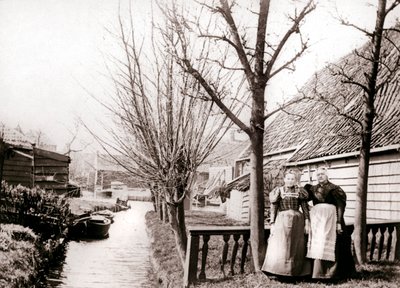 Zwei Frauen an einem Kanalufer, Broek, Niederlande, 1898 von James Batkin