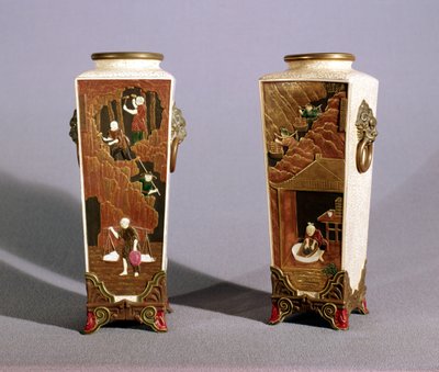 Paar Vasen im japanischen Stil, die den japanischen Kobalt- und Tonabbau darstellen, Worcester von James Hadley