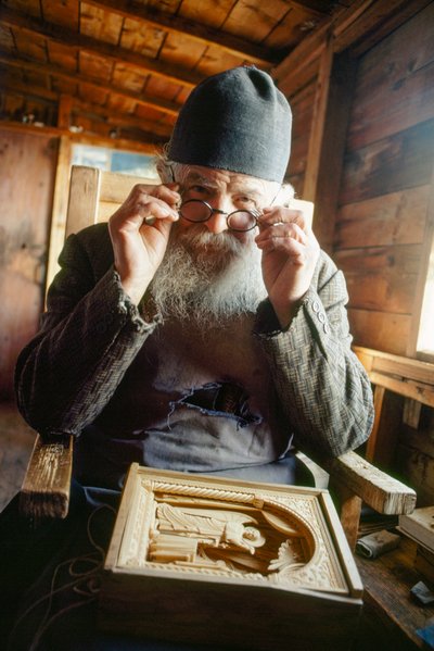 Ein Meisterschnitzer und orthodoxer Priester posiert mit seiner Arbeit. Berg Athos, Griechenland. von James L Stanfield