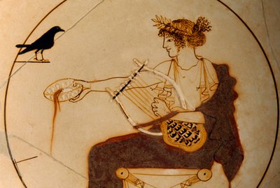 Apollon dargestellt auf einer Tasse, wie er eine Libation gießt, während eine Krähe zusieht. Delphi Archäologi... von James L Stanfield