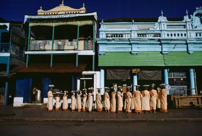 Buddhistische Nonnen verschiedenen Alters marschieren auf dem Bürgersteig und bitten um Almosen. Maymyo, Burma. von James L Stanfield
