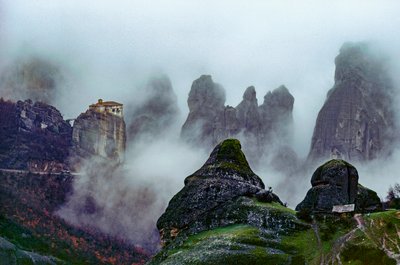 Klöster aus dem vierzehnten Jahrhundert, Felsformationen in Nebel gehüllt. Meteora-Klöster, Griechenland. von James L Stanfield
