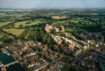Generationen von Monarchen haben Windsor Castle erweitert. Windsor Castle, Windsor, Ber... von James L Stanfield