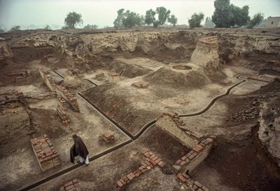 Übersicht über eine Grube, die mit den Überresten von Ziegelmauern und einem Ziegelbrunnen gefüllt ist. HARAPPA E... von James L Stanfield