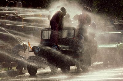 Menschen werden beim Wasserfestival während des buddhistischen Neujahrs besprüht. Mandalay, Burma von James L Stanfield