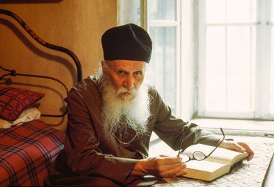 Porträt eines orthodoxen Priesters beim Lesen. Rila-Kloster, Rila, Bulgarien. von James L Stanfield