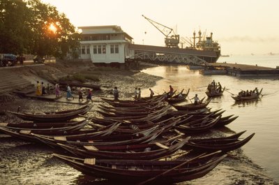 Sampans drängen sich am schlammigen Strand des Nantira-Piers. Nantira-Pier, Rangun, Burma. von James L Stanfield