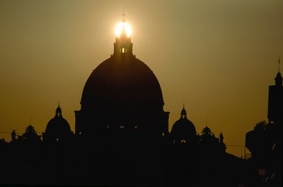 Sonnenuntergang hinter der Kuppel des Petersdoms. PETERSDOM, VATIKANSTADT. von James L Stanfield