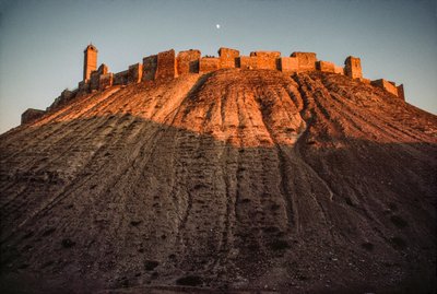 Die antike Zitadelle von Aleppo trotzt auf einem Hügel. Aleppo, Syrien von James L Stanfield