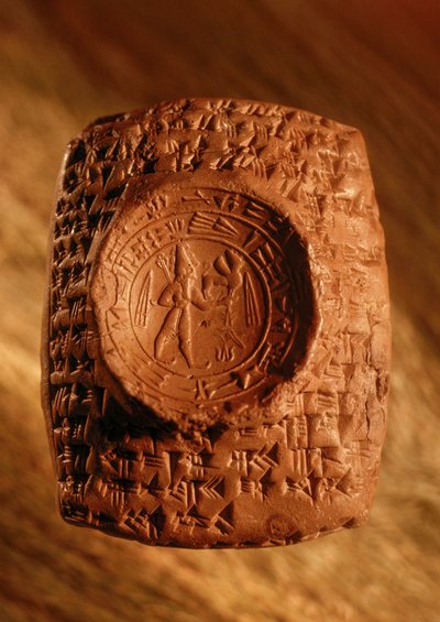 Bei der Ausgrabung wurde dieses Siegel aus Ugarit mit Keilschrift und Figur entdeckt von James L Stanfield