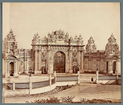 Istanbul. Dolmabahçe-Palast [Dolmabahçe Sarayı] - Tor von James Robertson