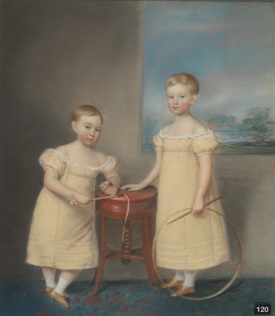 Zwei Kinder in gelben Kleidern, das ältere hält einen Rollreifen und Stock, das jüngere eine Peitsche und einen Peitschenkreisel von James Sharples
