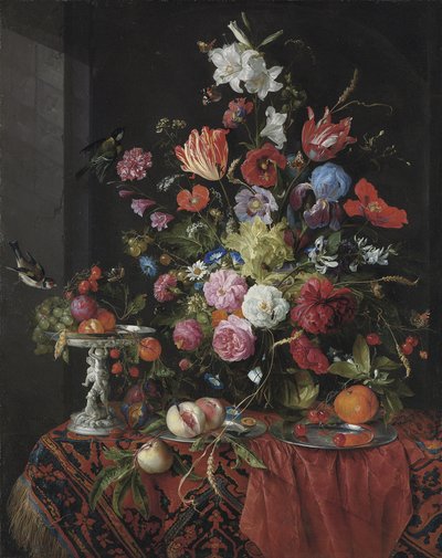 Blumen in einer Glasvase auf einem drapierten Tisch, mit einer silbernen Tazza, Früchten, Insekten und Vögeln von Jan Davidsz de Heem