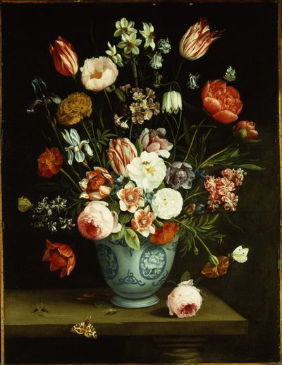 Blumen in einer blau-weißen Porzellanvase, mit Motten und anderen Insekten auf einem Sims von Jan van Kessel