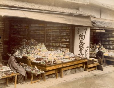 Porzellangeschäfte in Kiyomizu-Zaka, Kyoto, 1890er von Japanese Photographer