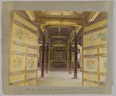 Blick vom Tor zu den Türen, Tempel des 6. oder 7. Shogun, Shiba Park, Tokio, Japan von Japanese Photographer