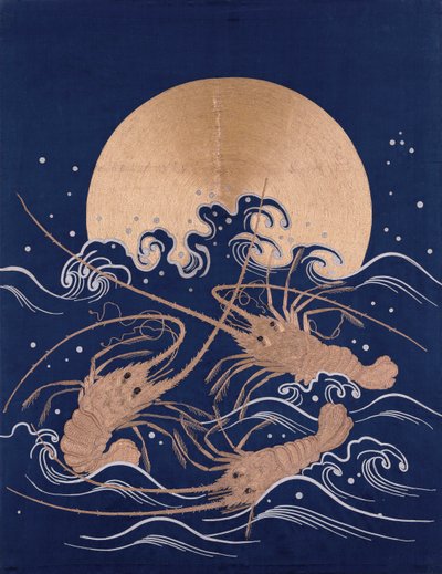 Ein japanisches besticktes Textilpanel aus dunkelblauem Satin, das drei Krebse unter Wellen vor einer aufgehenden Sonne darstellt von Japanese School