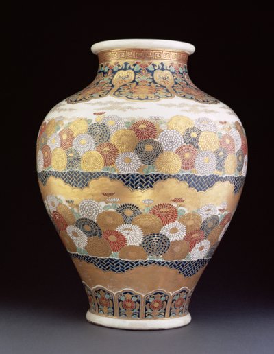 Eine Satsuma-Vase bemalt mit Chrysanthemen, spätes 19. Jahrhundert von Japanese School