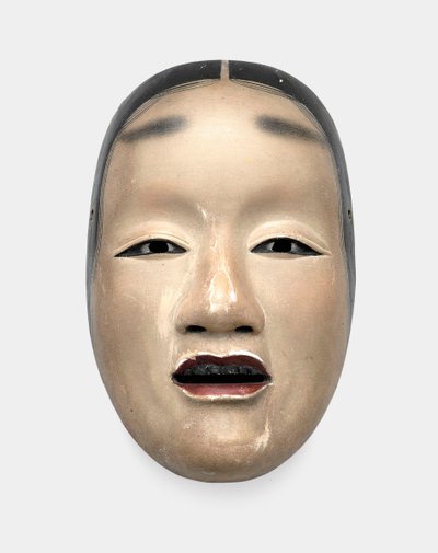 Eine Holzmaske mit Gofun-Grundierung, bemalt mit Sumi für Haare, Augen und Zähne und Rot für die Lippen von Japanese School