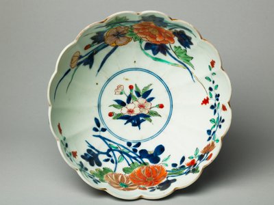Schale mit geriffelten Seiten und gewelltem Rand, ko-Imari Ware, ca. 1770-20 (Irdenware mit blauem Unterglasur und Überglasur Emaille) von Japanese School