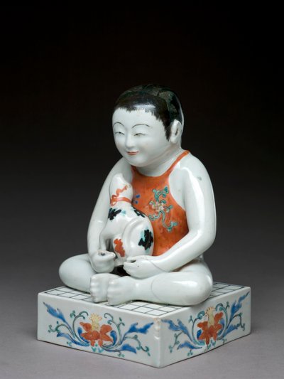 Junge mit einem Hund auf einem quadratischen Shogi-Tisch sitzend, Kakiemon verwandte Ware, Japanisch, 1680-1700 (Irdenware mit blauem Unterglasur) von Japanese School