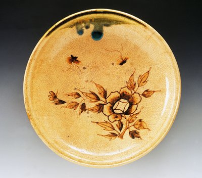 Dekoriertes Emaille-Steinzeugtablett mit zwei Schmetterlingen und Pfingstrose, späte 18. bis frühe 19. Jahrhundert, Seto-Manufaktur, Durchmesser 34 cm, japanische Zivilisation, Edo-Periode von Japanese School